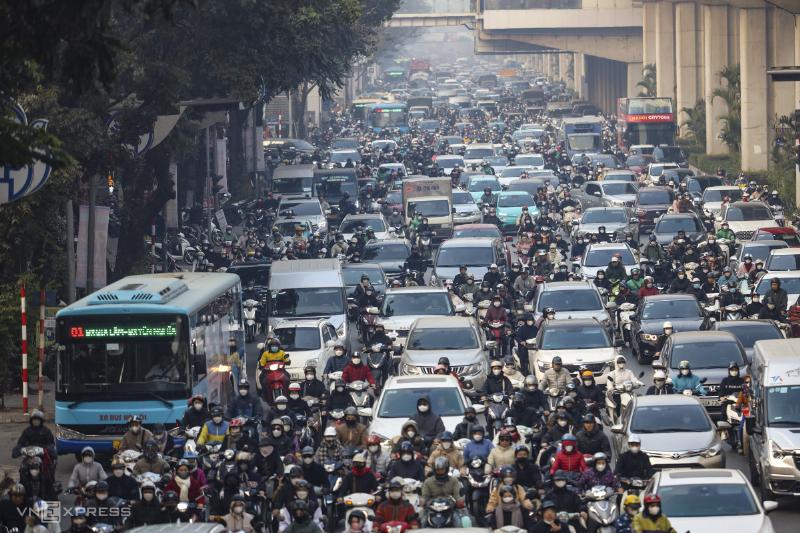 Người đang kiểm tra biển số xe máy 59 ở TP.HCM trong bối cảnh đô thị nhộn nhịp